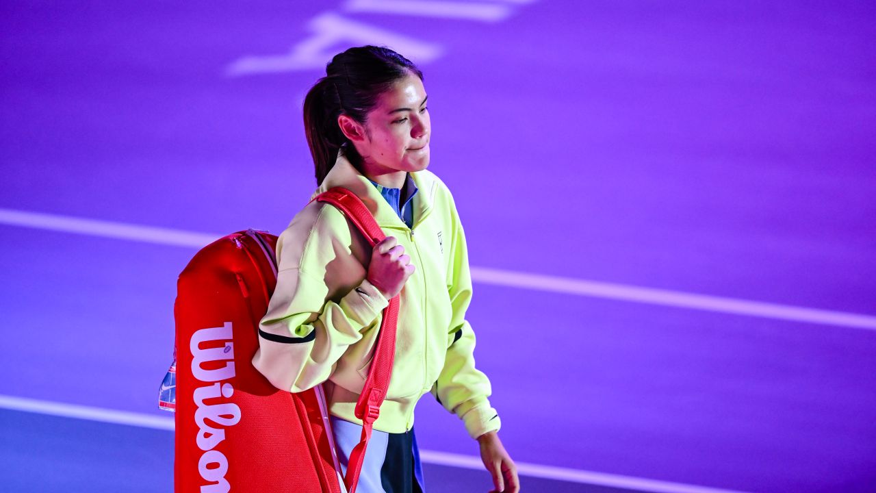 Emma Răducanu, nevoită să se retragă de la Qatar Open din cauza problemelor de sănătate Starul britanic al tenisului, Emma Răducanu, a anunțat cu regret că nu va participa la meciul din turul 2 al Qatar Open, din cauza unor stări de rău resimțite după performanțele intense din România