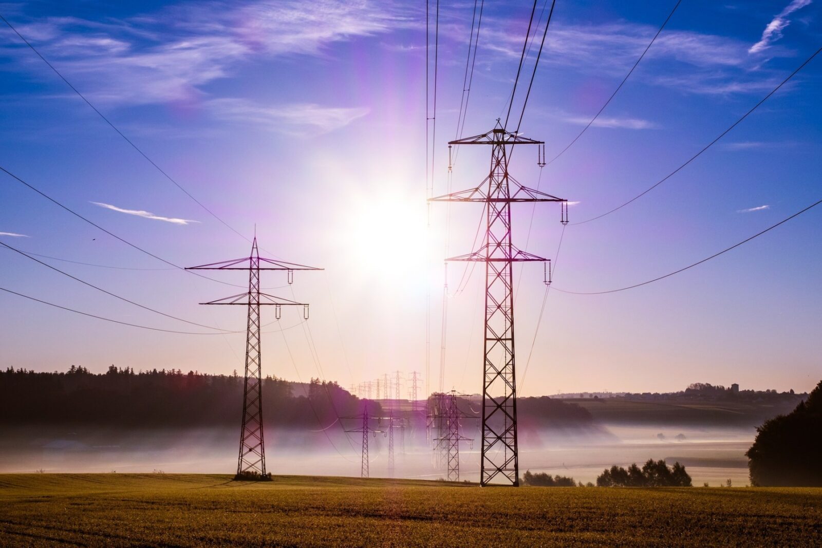 Proprietarii de terenuri din România ar putea avea, în sfârșit, un suport legislativ pentru a muta cablurile electrice aeriene sub pământ, dacă acestea le împiedică utilizarea eficientă a proprietăților