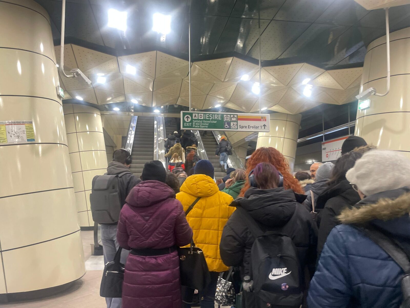 Stația Eroilor 2, Magistrala 5, rămâne fără scări rulante în plină vară: problemele tehnice au persistat timp de șase luni După mai bine de șase luni de la apariția primei defecțiuni, stația Eroilor 2 de pe Magistrala 5 a Metrorex continuă să fie afectată din cauza problemelor tehnice nerezolvate