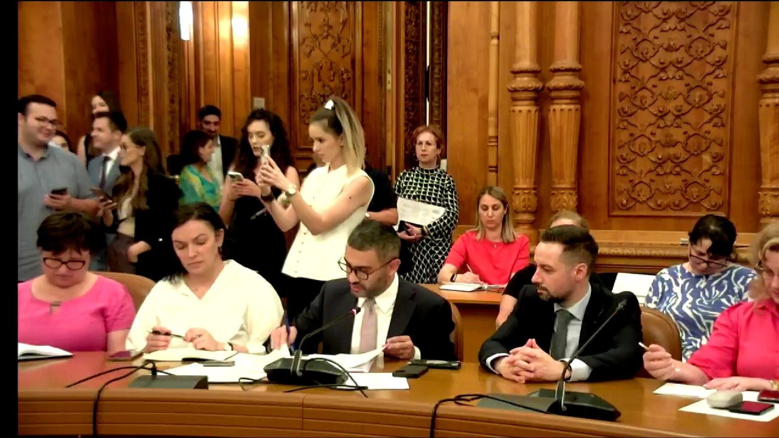 Ministrul Muncii promite o reorganizare radicală a instituției în mai puțin de trei săptămâni Ministrul Muncii, Florin Manole, a anunțat miercuri că activitatea ministerului va fi supusă unei ample restructurări, cu intenția de a aduce mai multă transparență și eficiență în domeniul protecției sociale și al pieței muncii