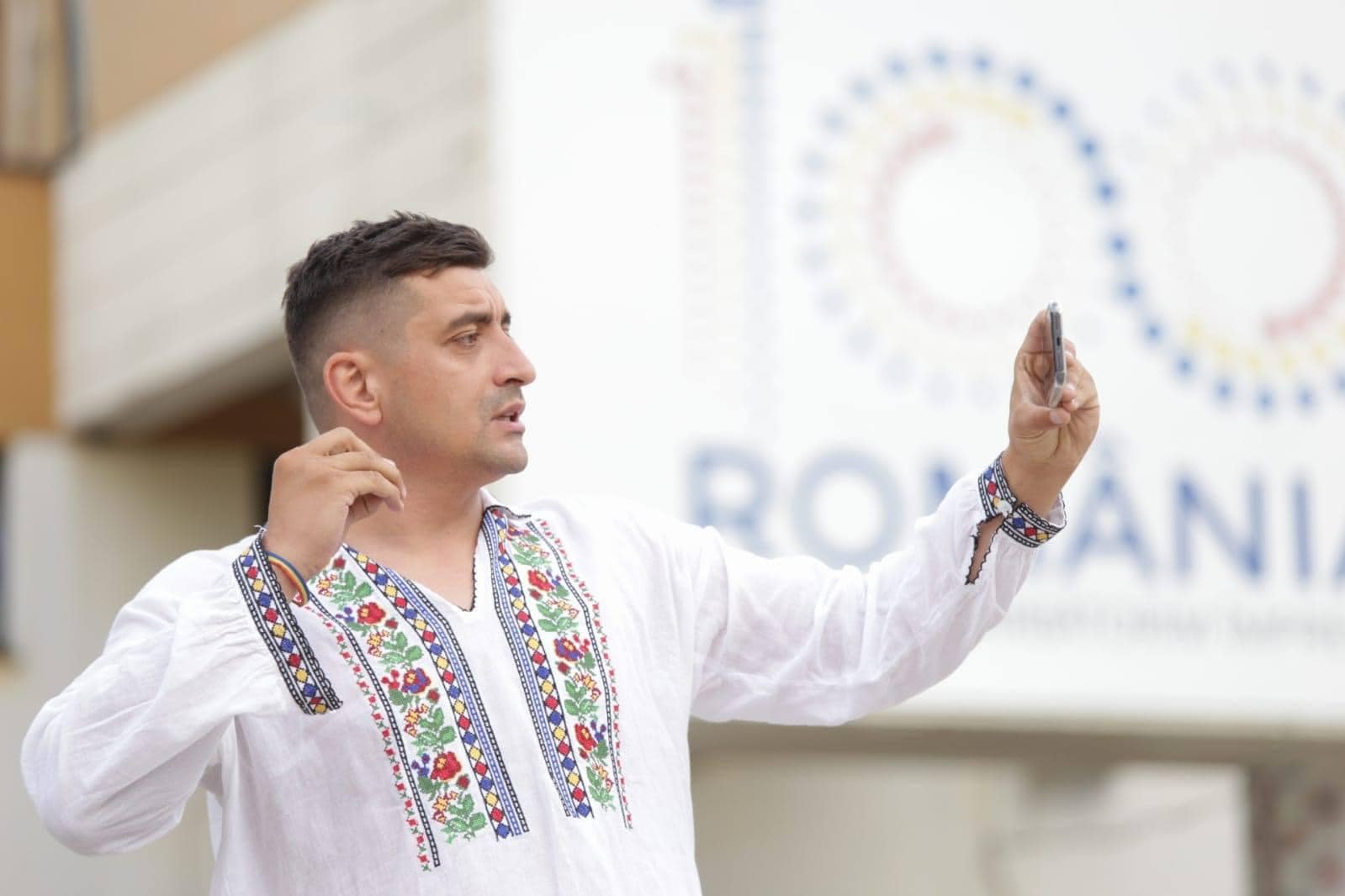 Bluza românească, de la sat la cele mai rafinate bloguri de modă internaționale O piesă tradițională românească, cunoscută sub numele de ie, a reușit să cucerească nu numai inimile românilor, ci și scenele internaționale ale modei și artei