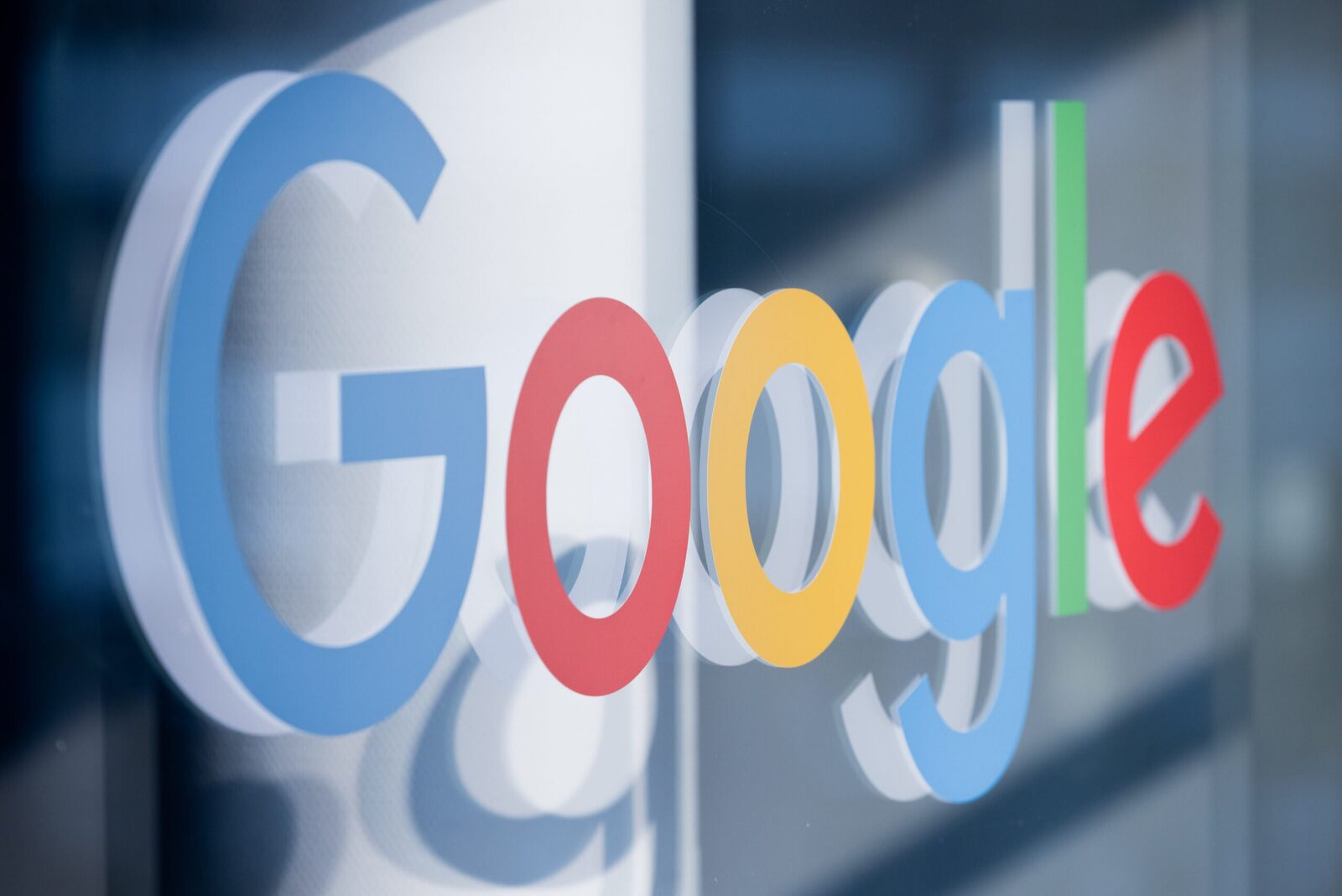 Google introduce o actualizare importantă pentru Discover, secțiunea personalizată din aplicația Google și browserul mobil, o schimbare ce ar putea avea un impact semnificativ asupra modului în care publisherii își atrag traficul online