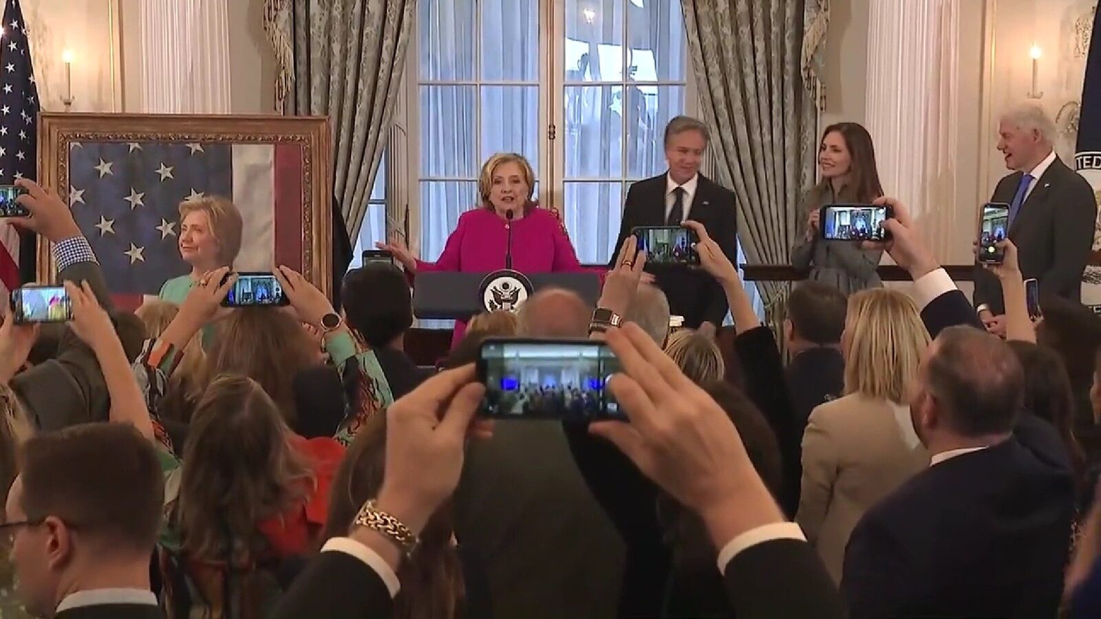 Bill și Hillary Clinton, în vizorul Congresului american în legătură cu dosarul Jeffrey Epstein Fostul președinte al Statelor Unite, Bill Clinton, împreună cu soția sa, Hillary Clinton, fostul secretar de stat și candidată la alegerile prezidențiale din 2016, vor fi chemați să depună mărturie în cadrul unei audieri a Congresului american la sfârșitul lunii februarie