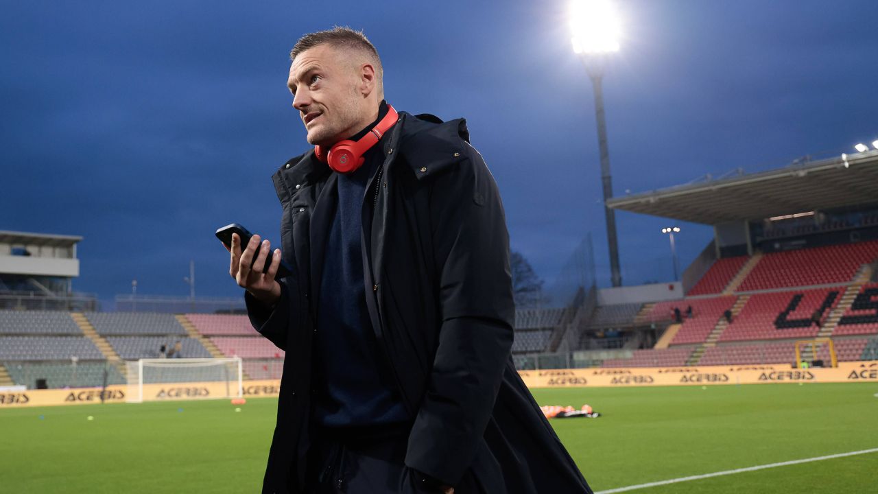 Jamie Vardy, starul Cremonese: Spectacol pe terenul din Serie A Într-un sezon în care Cremonese a reușit să își recapete forma, Jamie Vardy devine centrul de atenție al echipei, demonstrând că, la 36 de ani, poate face diferența în Serie A