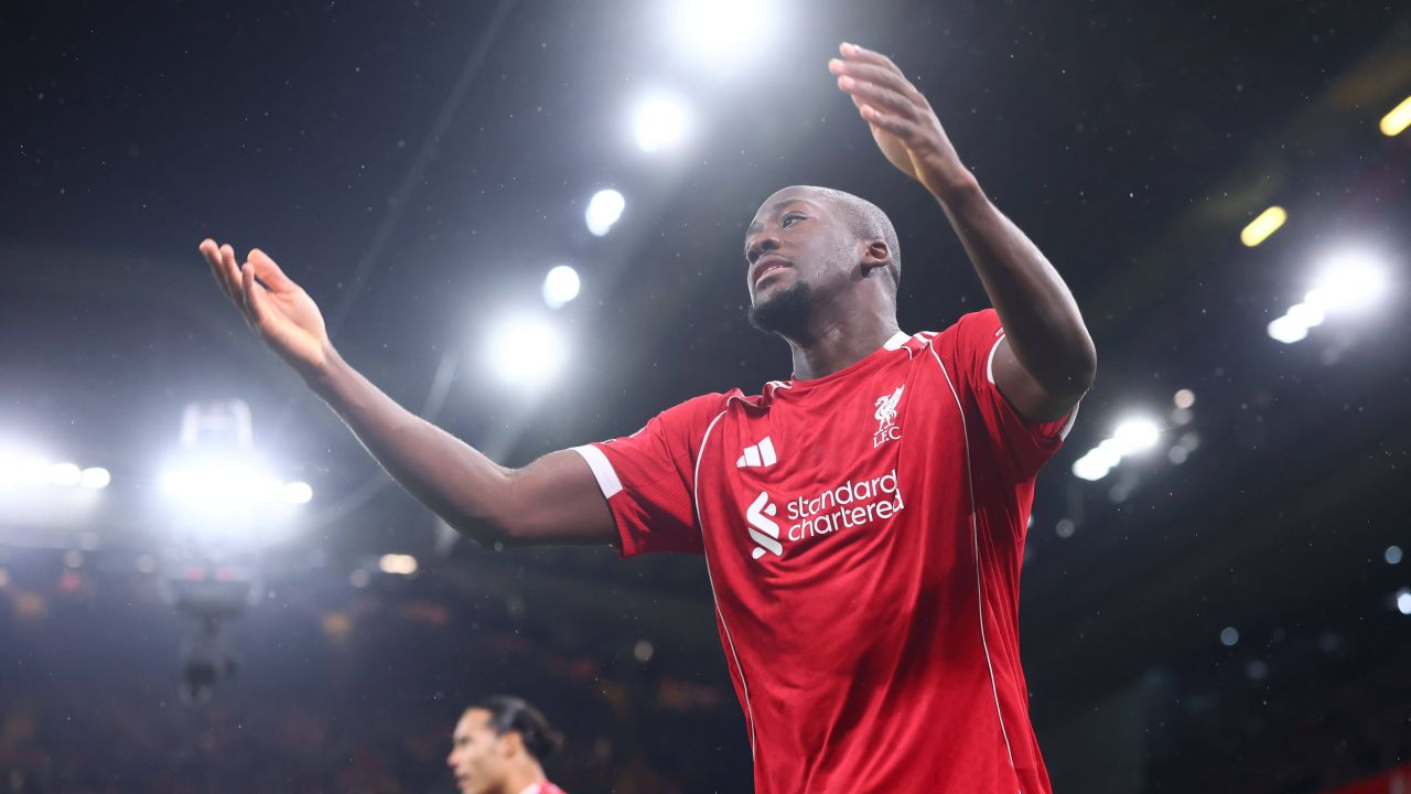 Ibrahima Konate, triumf emoționant pe terenul lui Liverpool Ibrahima Konate a fost eroul serii pe Anfield, reușind să marcheze un gol crucial în victoria categorică a echipei Liverpool, scor 4-1, împotriva formației Newcastle