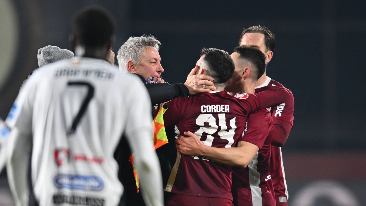 Derby-ul clujean: CFR Cluj învinge U Cluj cu 3-2 într-o confruntare dramatică Meciul mult așteptat, care a electrizat suporterii ambelor formații, s-a încheiat cu o victorie a CFR-ului Cluj asupra rivalilor de la U Cluj, scor 3-2