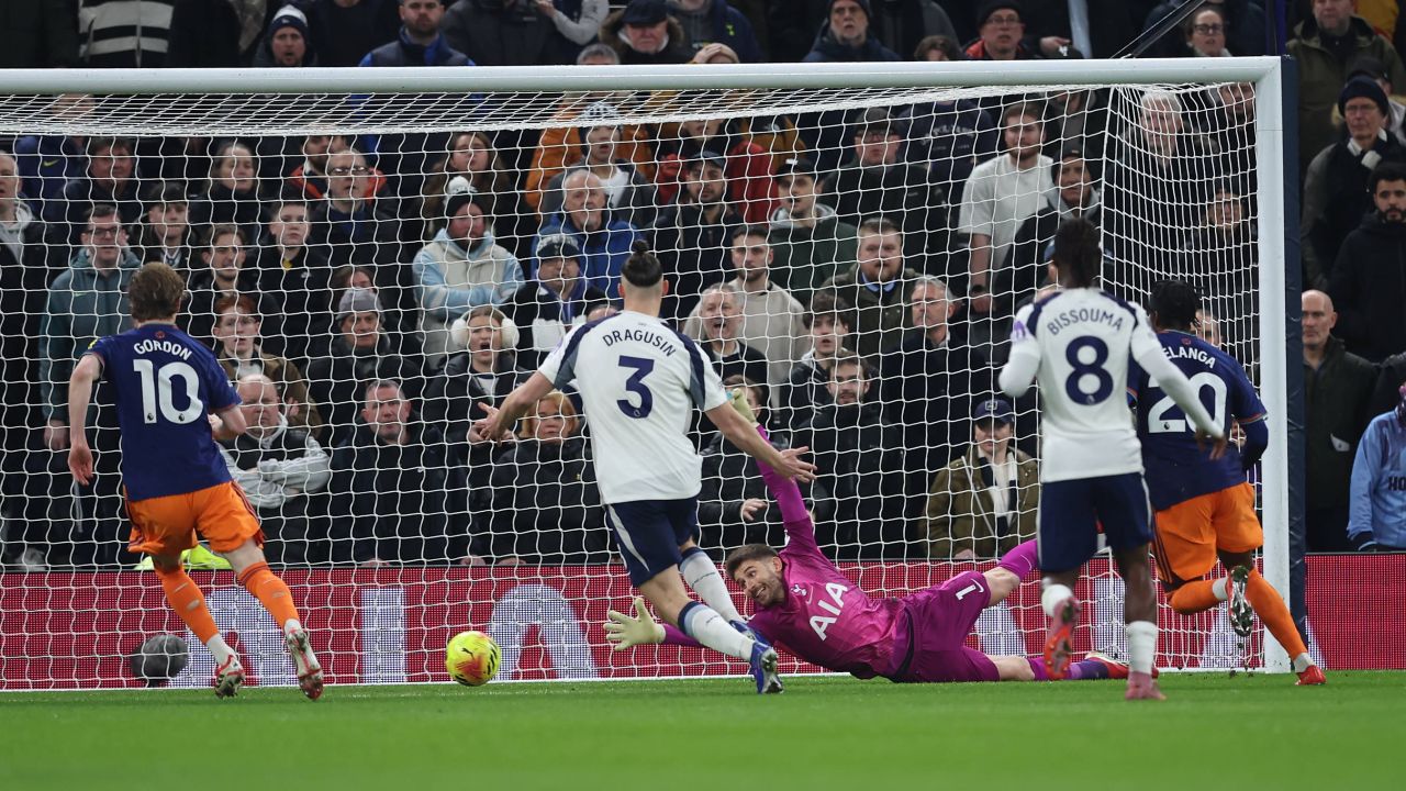 Newcastle învinge Tottenham 2-1, Drăgușin rămâne pe teren.