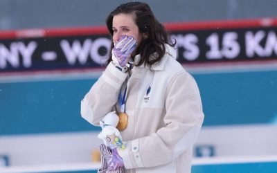 Julia Simon, campioană olimpică la biatlon, surprinde cu o poveste controversată Miercuri, Franțuzoaica Julia Simon a adus o rază de lumină pentru biatlonul francez, câștigând medalia de aur la proba de 15 km în cadrul Jocurilor Olimpice