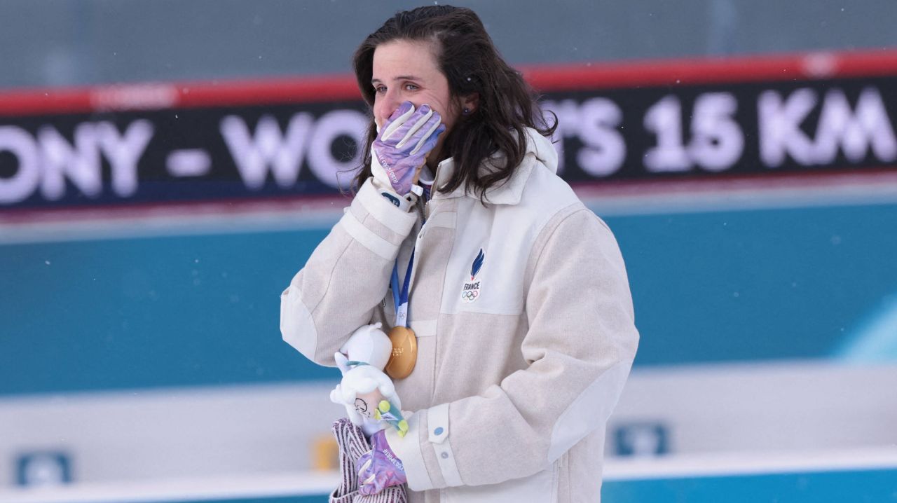 Julia Simon, campioană olimpică la biatlon, surprinde cu o poveste controversată Miercuri, Franțuzoaica Julia Simon a adus o rază de lumină pentru biatlonul francez, câștigând medalia de aur la proba de 15 km în cadrul Jocurilor Olimpice