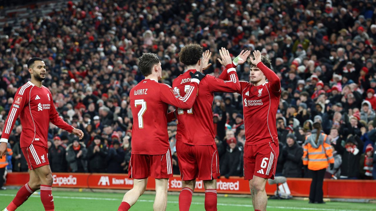 Liverpool și Brighton: Duelul din Premier League cu emoții și intensitate Liverpool a reușit să-și păstreze locul în vârful plutonului din Premier League printr-o victorie strânsă, dar meritată, în fața echipei Brighton, desfășurată pe terenul de acasă, Anfield