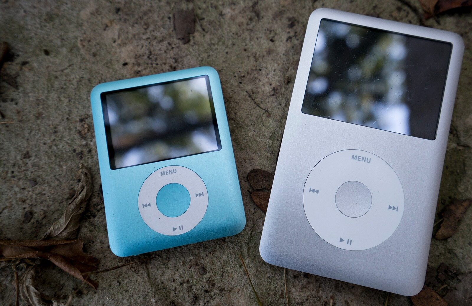 Revitalizare neașteptată: interesul pentru iPod readuce pe tapet un legendăr player muzical După ce Apple a încetat oficial producția ultimului model de iPod Touch în 2022, majoritatea vedeau dispozitivul ca pe o tehnologie depășită, relicvă a începuturilor mp3-players-urilor
