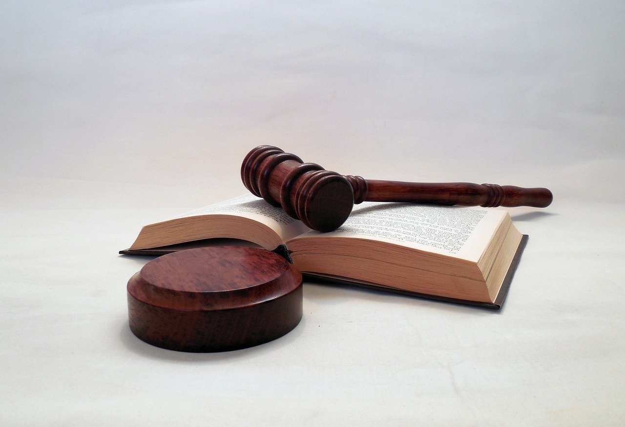 O tânără de 29 de ani din Brașov a depus recent plângere în instanță, solicitând despăgubiri de 4,5 milioane de euro pentru traumele suferite în urma unui incident grav petrecut în interiorul unui hotel din oraș