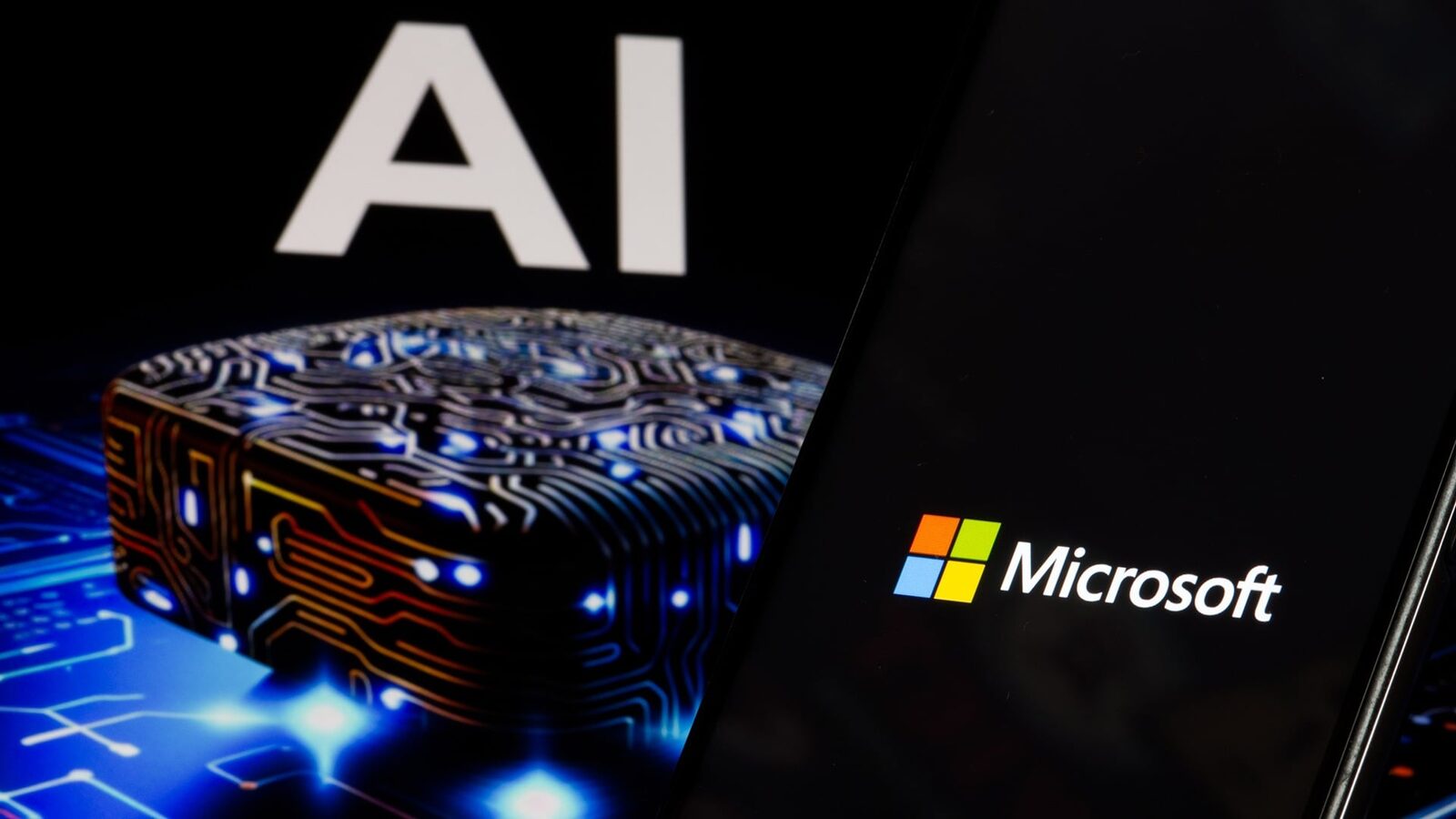 Microsoft lansează o soluție inovatoare pentru securizarea modelelor de inteligență artificială, un scanner destinat identificării posibililor “backdoor-uri” în modele mari de limbaj, în special pe cele open-weight, accesibile public