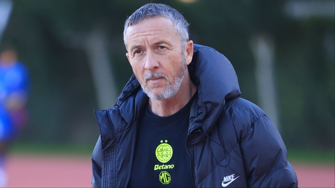 Transferul lui Kevin Ciubotaru la FCSB, blocat în ultimele momente Se părea că transferul lui Kevin Ciubotaru, tânărul talent de la FC Botoșani, la FCSB este o formalitate înainte de vacanța de iarnă, dar ultimele informații sugerează că negocierile s-au împotmolit, lăsând clubul din capitală într-o situație incertă