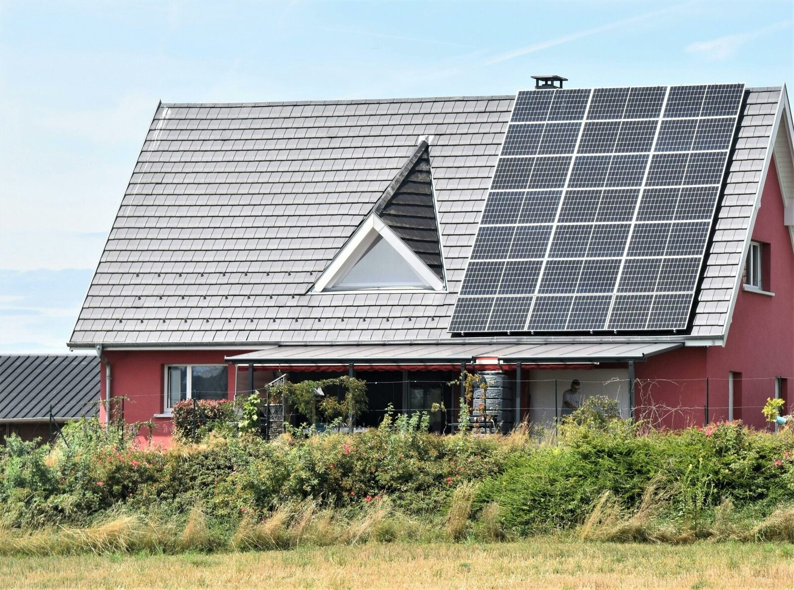 Bateriile solare, viitorul independenței energetice personale și naționale Dependem tot mai mult de energiile regenerabile, iar tehnologia bateriilor solare a devenit elementul esențial în acest eco-revoluție energetică