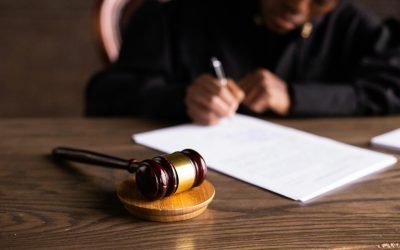 Robele în instanțele românești: simbol al autorității și uniformitate în justiție În sălile de judecată din România, imaginea magistratului este complet definită de prezența robei negre, un simbol ce transcende timpul și tradiția, dar care și astăzi păstrează o importanță fundamentală în cadrul procesului judiciar