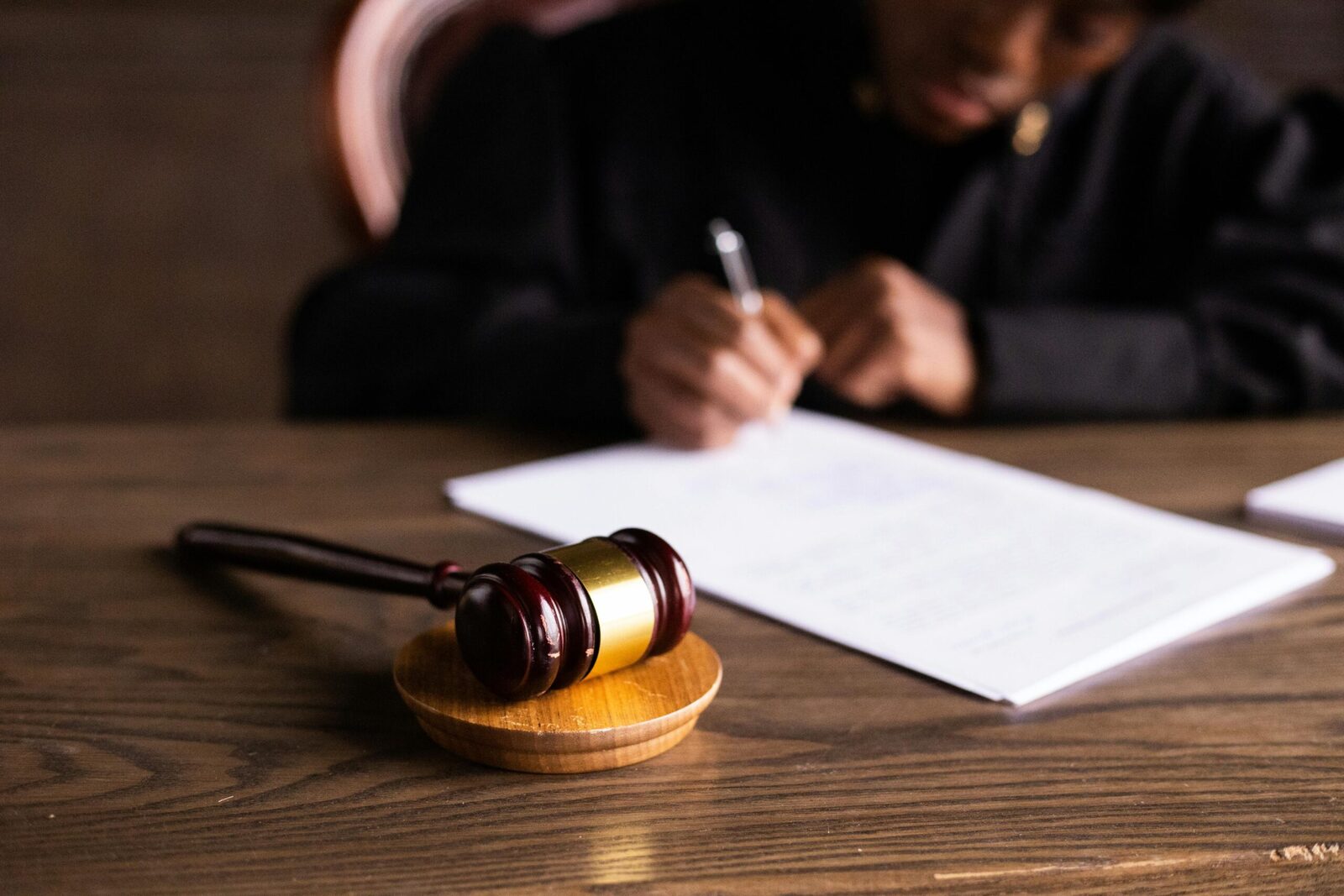 Robele în instanțele românești: simbol al autorității și uniformitate în justiție În sălile de judecată din România, imaginea magistratului este complet definită de prezența robei negre, un simbol ce transcende timpul și tradiția, dar care și astăzi păstrează o importanță fundamentală în cadrul procesului judiciar