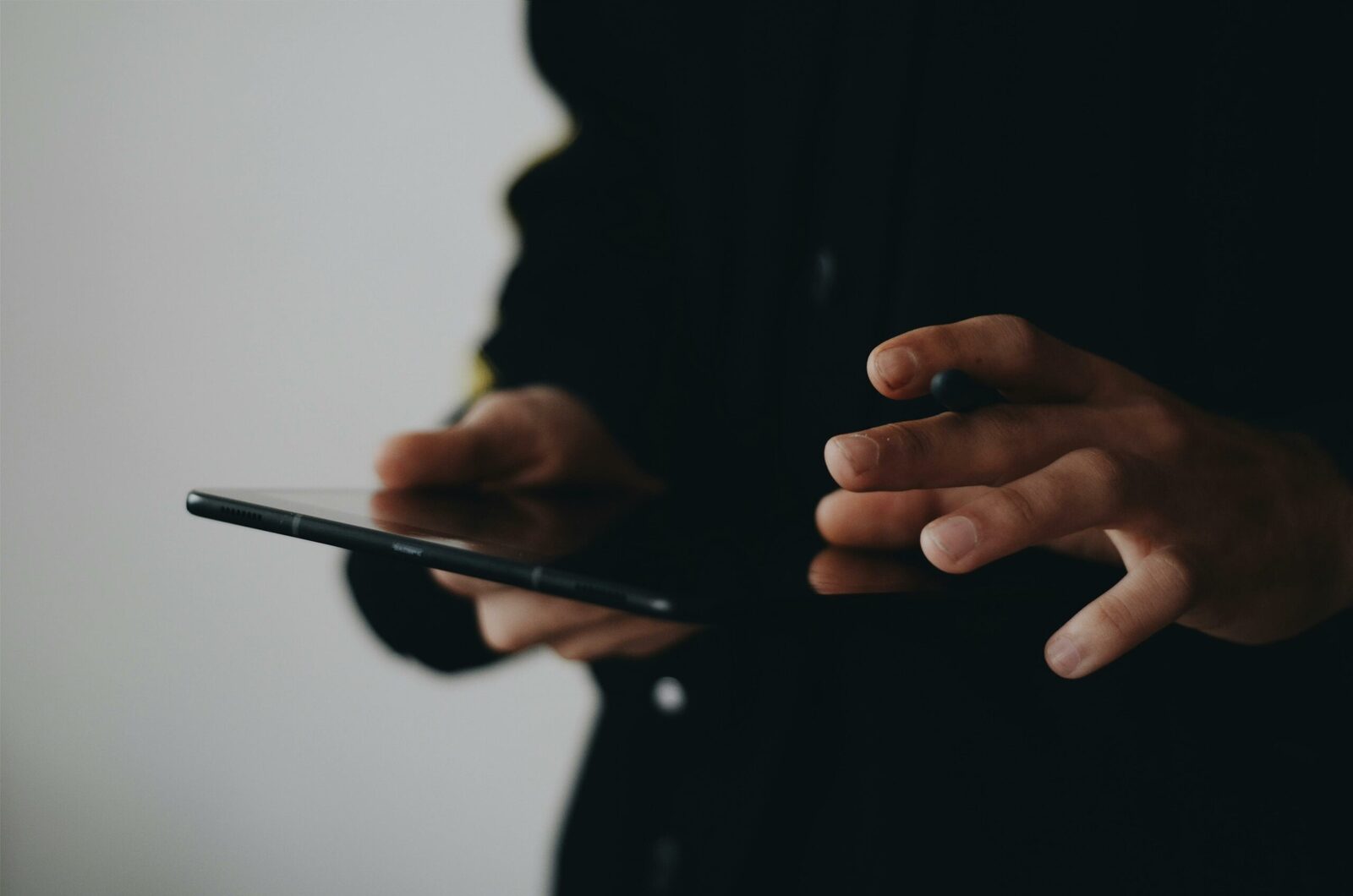 Tehnologia „zero-click”: noul vârf al spionajului digital și controversele din jurul său În inima industriei de securitate cibernetică a apărut recent o tehnologie revoluționară, care amenință să redefinească modul în care statele pot urmări și obține informații despre opoziție sau potențiale ținte strategice