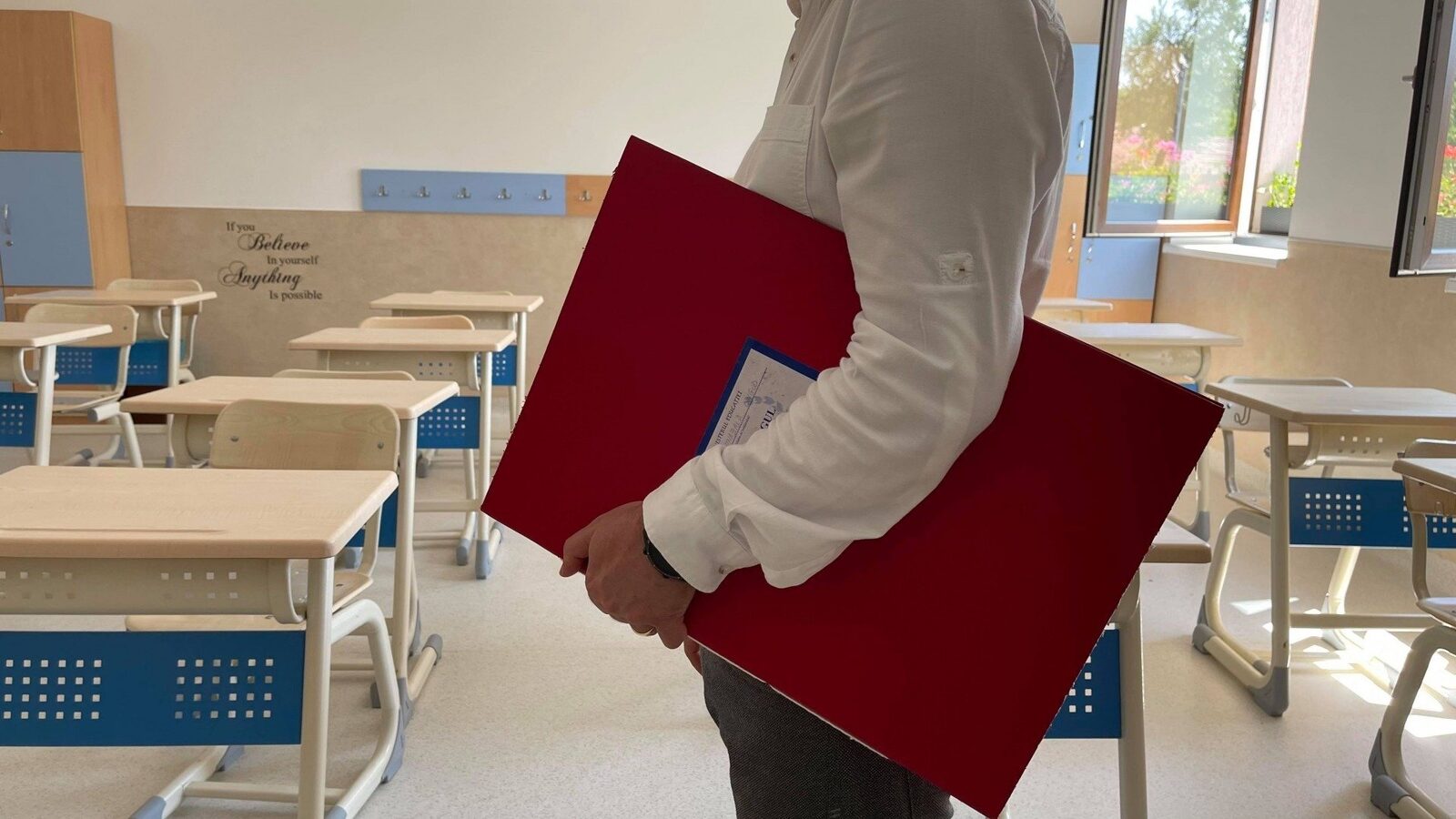 Ministrul Muncii, Florin Manole, amenință cu demisia în cazul în care legea salarizării din educație nu intră în procesul de consultări până la jumătatea lunii aprilie