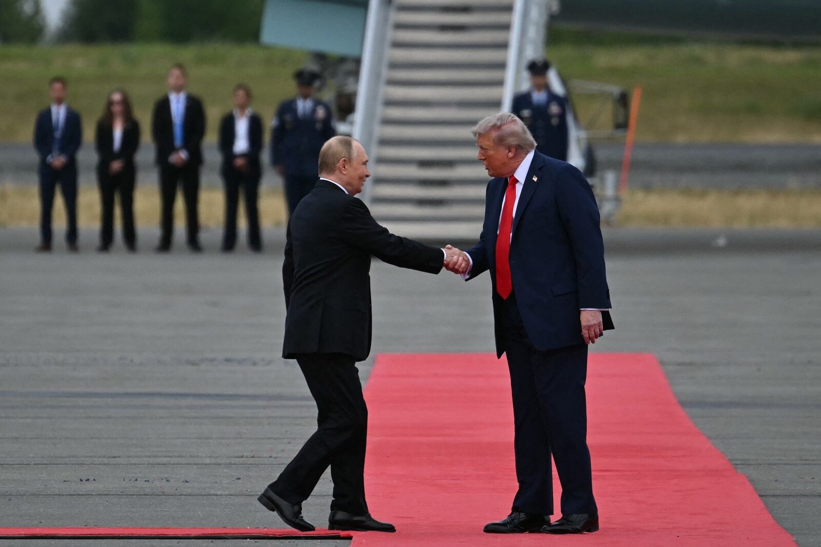 Donald Trump solicită lui Vladimir Putin să pună capăt războiului din Ucraina, alimentând tensiunile internaționale Președintele american Donald Trump a făcut un apel direct la liderul de la Kremlin, Vladimir Putin, cerându-i să pună capăt conflictului din Ucraina, context în care invazia rusă a țării a adus cele mai grave destabilizări de după perioada Războiului Rece