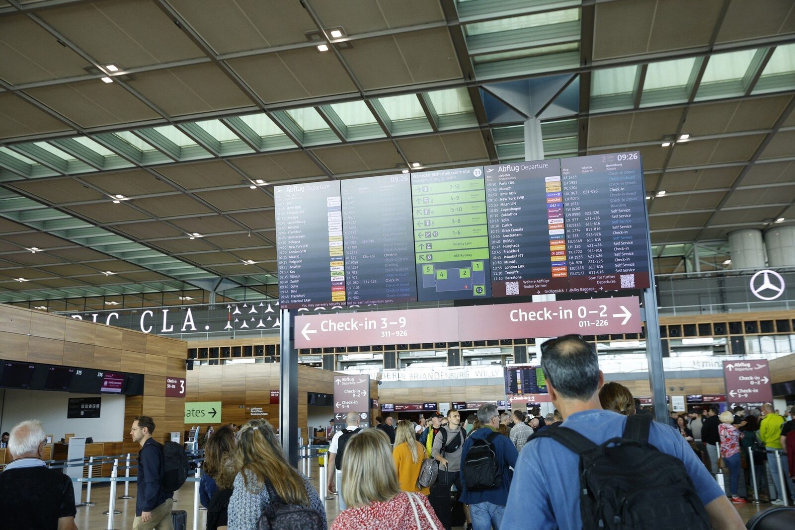 Furtuna severă a cauzat anularea suspendării zborurilor pe Aeroportul Berlin-Brandenburg, afectând mii de pasageri Un fenomen meteorologic extrem a perturbat sâmbătă traficul aerian pe Aeroportul Berlin-Brandenburg, centrul de transport principal din capitala Germaniei