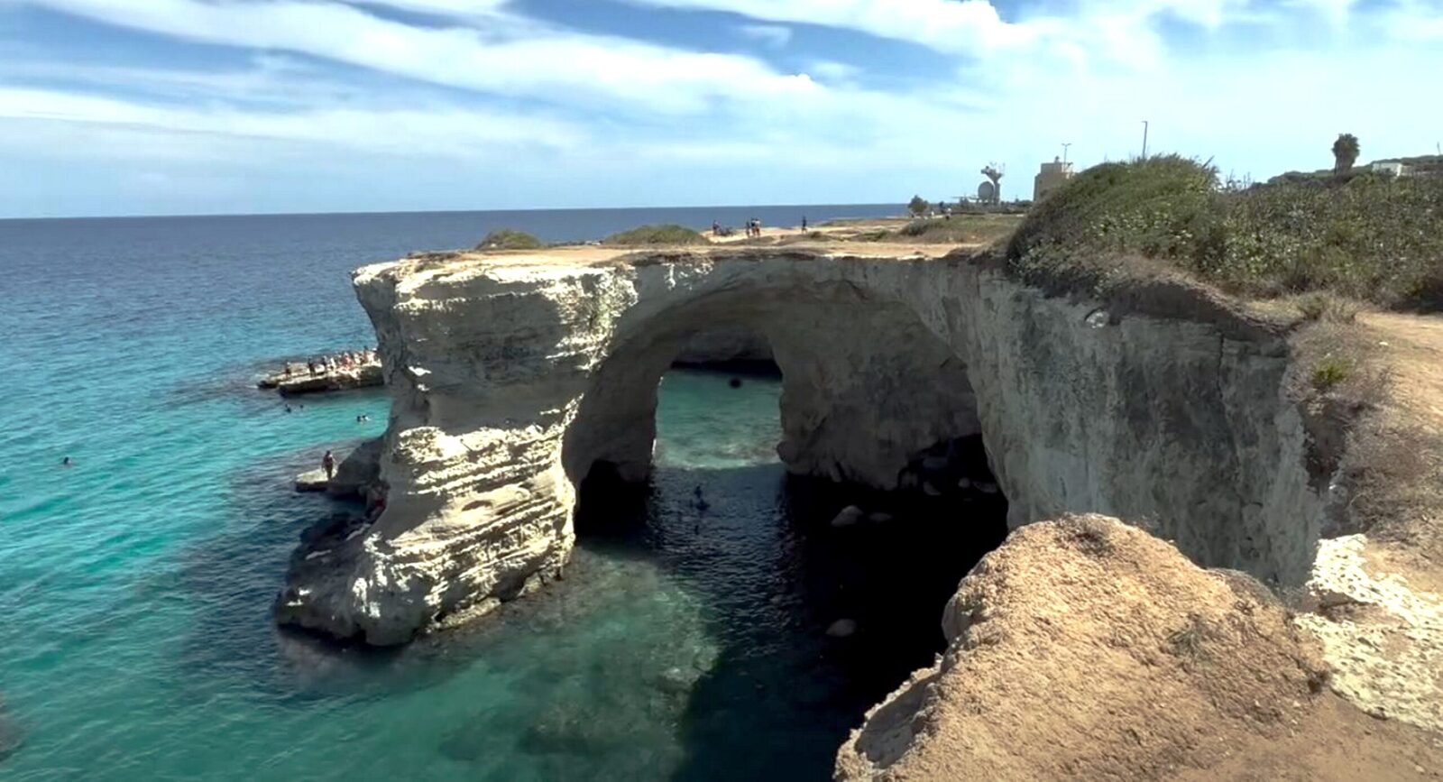 Arcul Îndrăgostiților de pe coasta Italiană a Adriaticii s-a prăbușit, provocând o tristețe în rândul iubitorilor naturii și turiștilor care îl considerau unul dintre cele mai reprezentative simboluri ale zonei