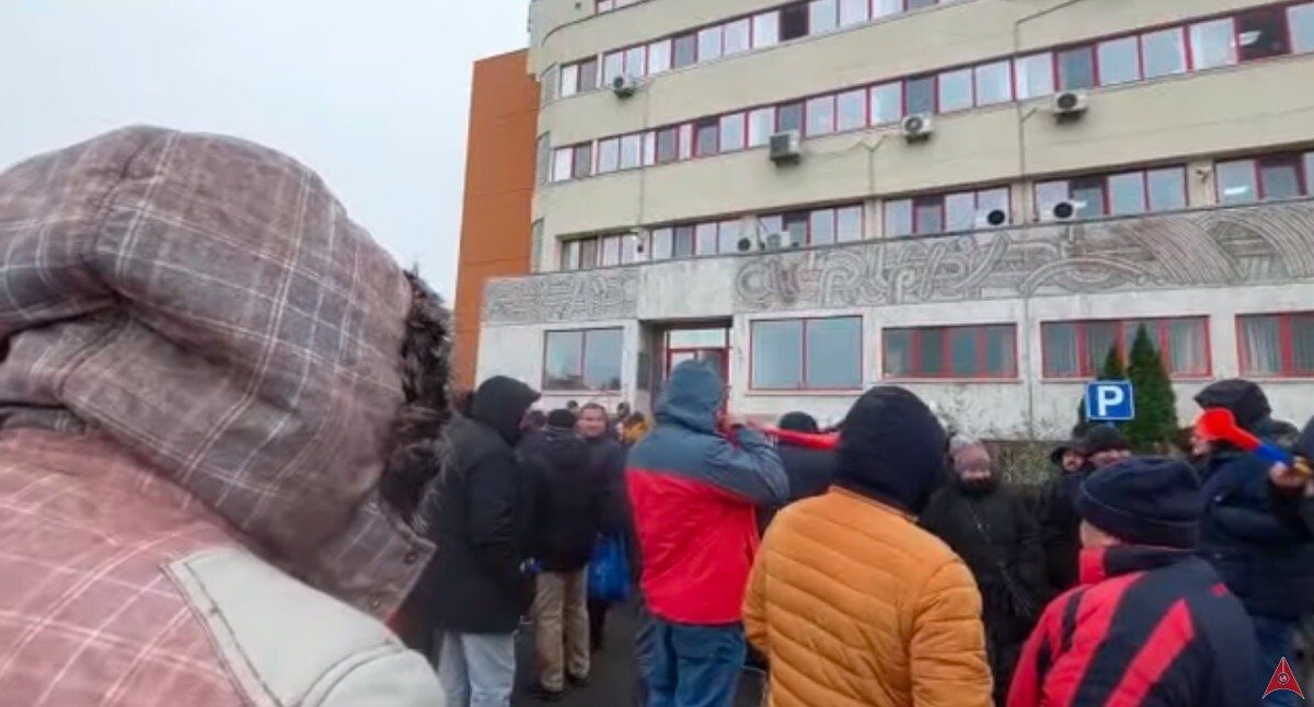 Zeci de angajați de la Petromidia au ieșit spontan în stradă vineri, 30 ianuarie, pentru a protesta față de salariile considerate insuficiente