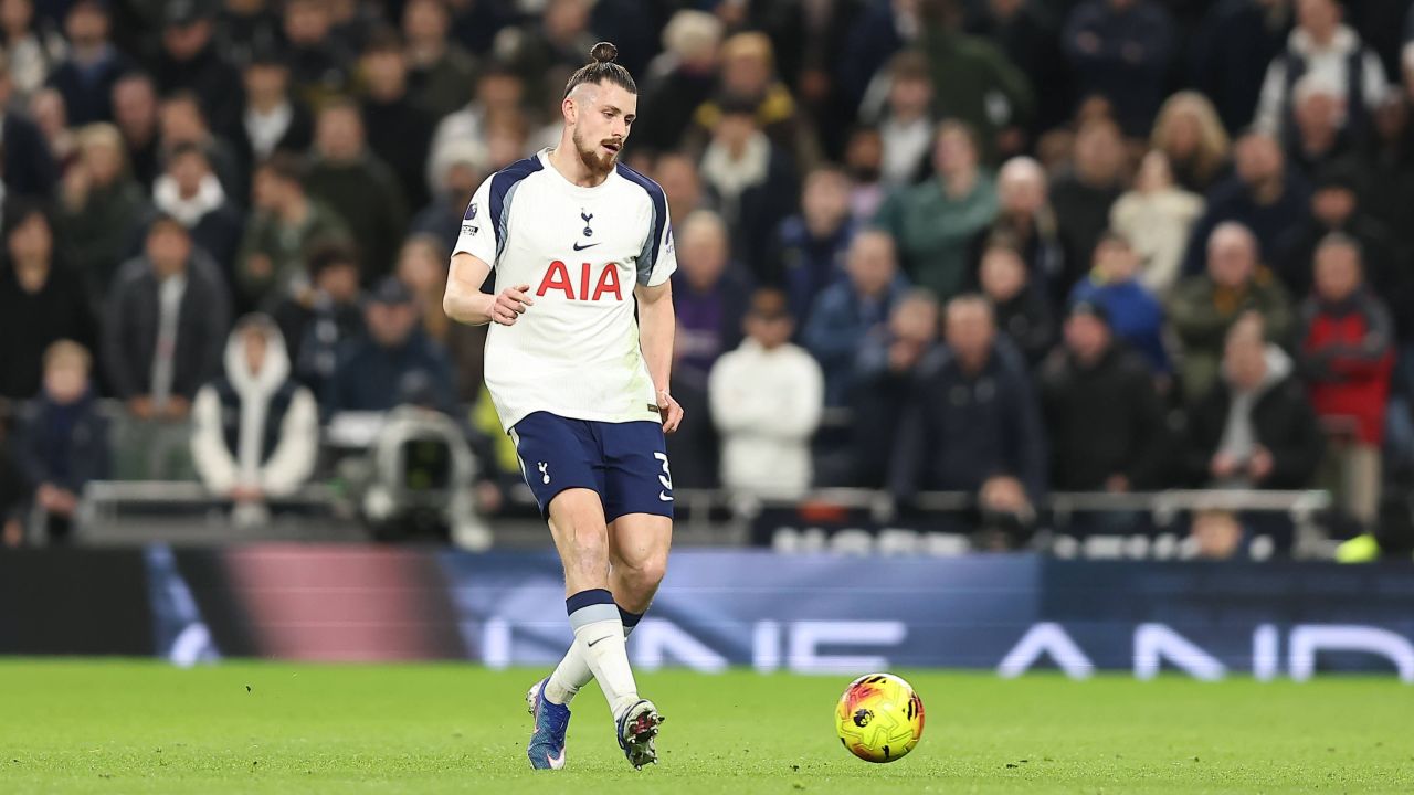 Radu Drăgușin, o nouă stea pe cerul fotbalului englezesc Radu Drăgușin continuă să impresioneze în Premier League, devenind un nume din ce în ce mai cunoscut pe scena fotbalului internațional