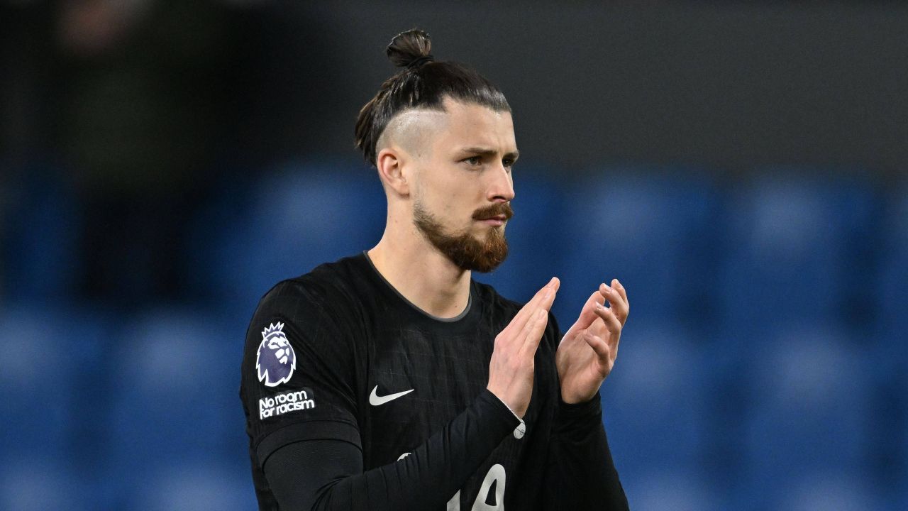 Radu Drăgușin, titular la Tottenham în meciul cu Newcastle!