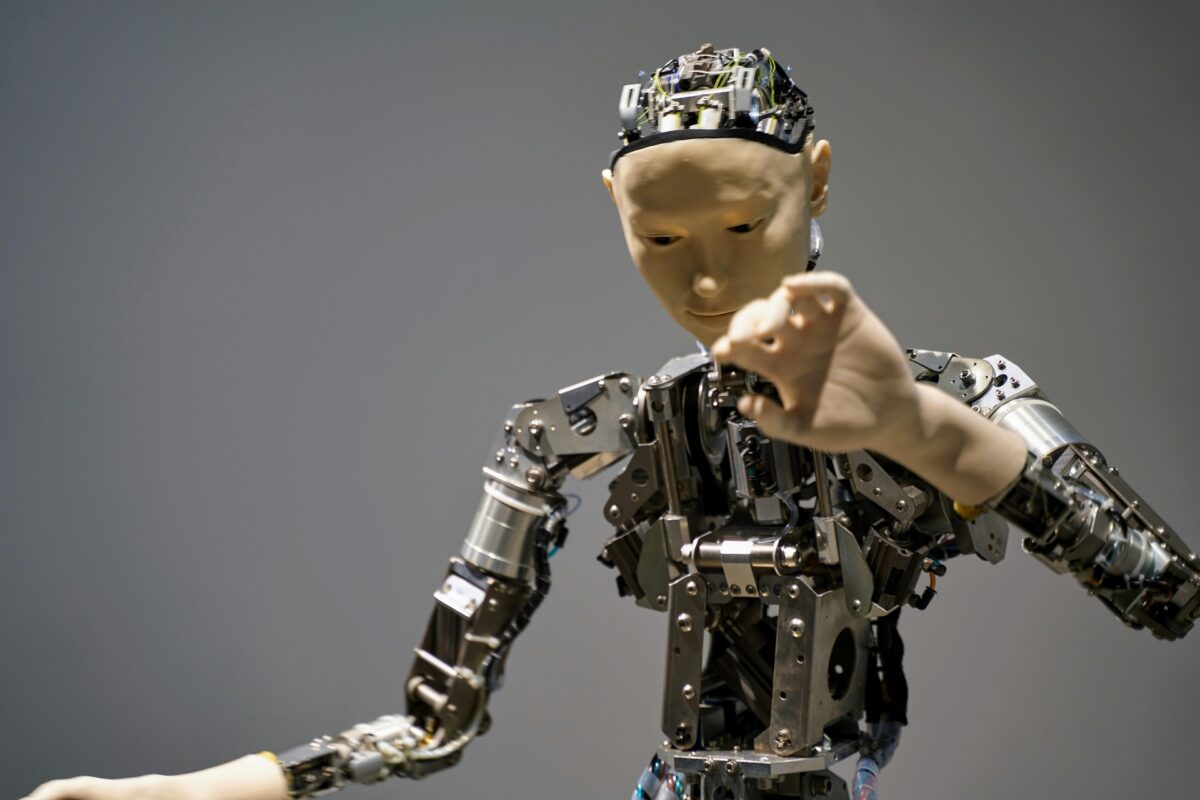 Alibaba dezvăluie RynnBrain, o nouă fază în robotica inteligentă Alibaba face un pas semnificativ în domeniul inteligenței artificiale cu lansarea noului său model RynnBrain, o tehnologie menită să avanseze capacitățile robotilor și să-i apropie de nivelul de înțelegere a lumii reale