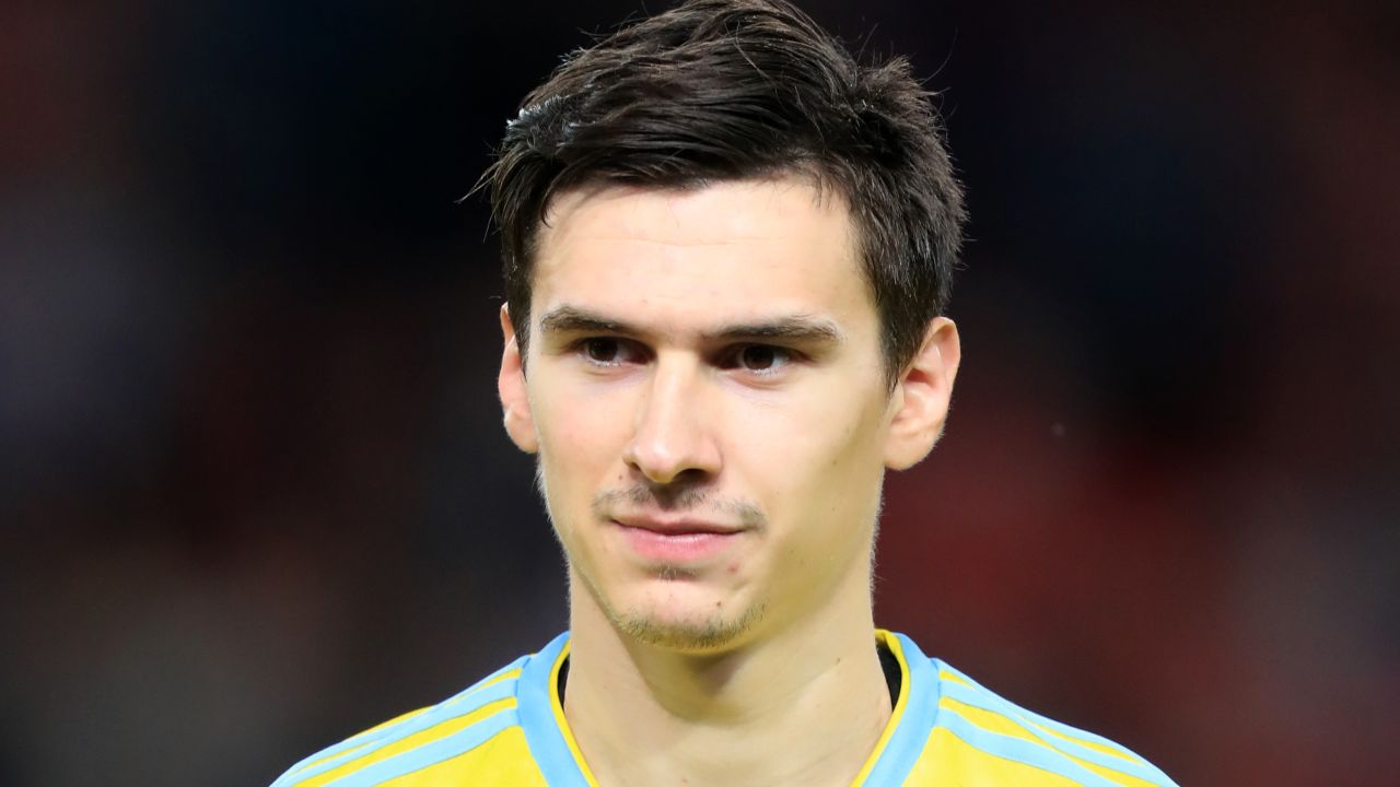 Dorin Rotariu își continuă cariera în Turcia după un nou transfer Dorin Rotariu, fotbalist român în vârstă de 30 de ani, a decis să-și schimbe echipa din nou, acesta semnând un contract cu formația turcă Adana Demirspor