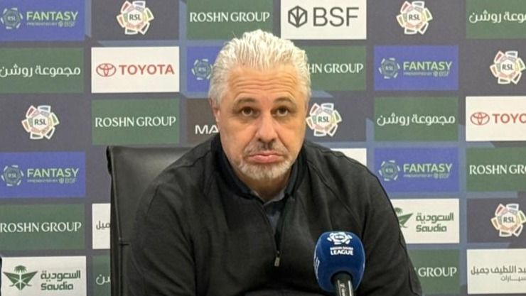 Marius Șumudică recurge la tactici vechi în fața crizei de la Al-Okhdood După o serie de înfrângeri îngrijorătoare, Marius Șumudică face apel la experiența sa din trecut, recurgând la metodele care l-au consacrat, în încercarea de a revitaliza echipa sa, Al-Okhdood
