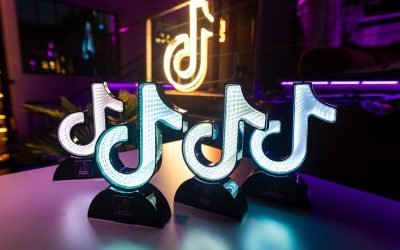 Autoritățile europene investighează TikTok pentru funcții care pot genera dependență și afectează sănătatea utilizatorilor Comisia Europeană a anunțat finalizarea unei anchete aprofundate cu privire la modul în care funcționează platforma de socializare TikTok, deținută de compania chineză ByteDance, și impactul acesteia asupra sănătății mintale a utilizatorilor, în special a minorilor