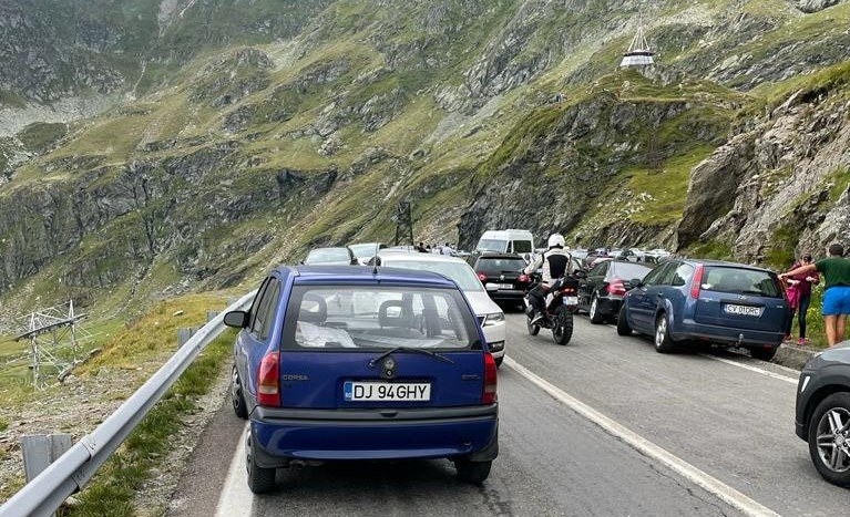 transfagarasan-masini-ambuteiaj.jpg - StiriFresh