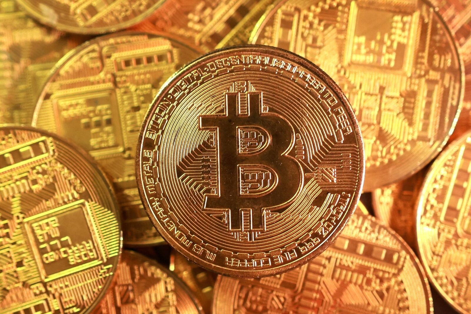 Criptomonedele, odată percepute ca un refugiu sigur în vremuri de criză, își văd valoarea scăzând cu peste 40% în doar câteva luni, iar piața globală consemnează o pierdere colosală de aproape 1,75 de trilioane de dolari
