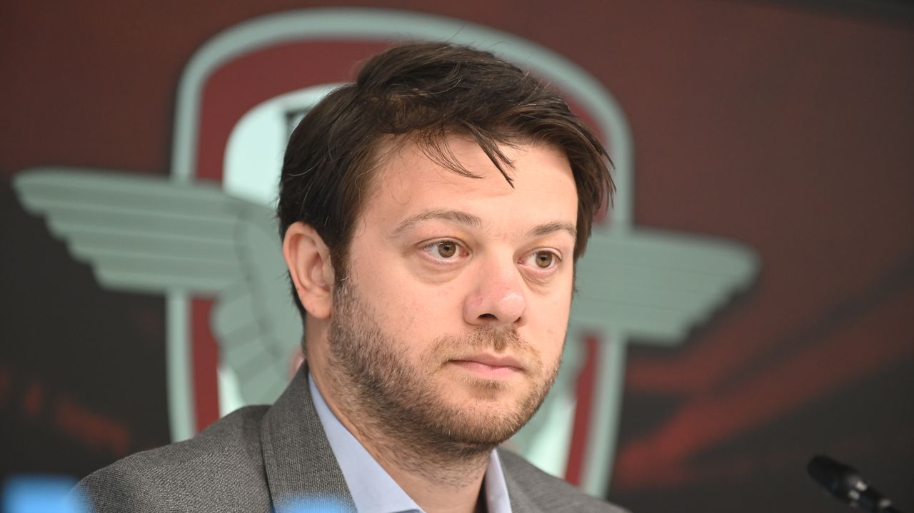 Victor Angelescu explică absența lui Olimpiu Moruțan din primul „11” Victoria recentă a echipei de fotbal care a înfruntat Hermannstadt cu un categoric 3-0 a fost marcată de absența surprinzătoare a mijlocașului Olimpiu Moruțan din primul unsprezece