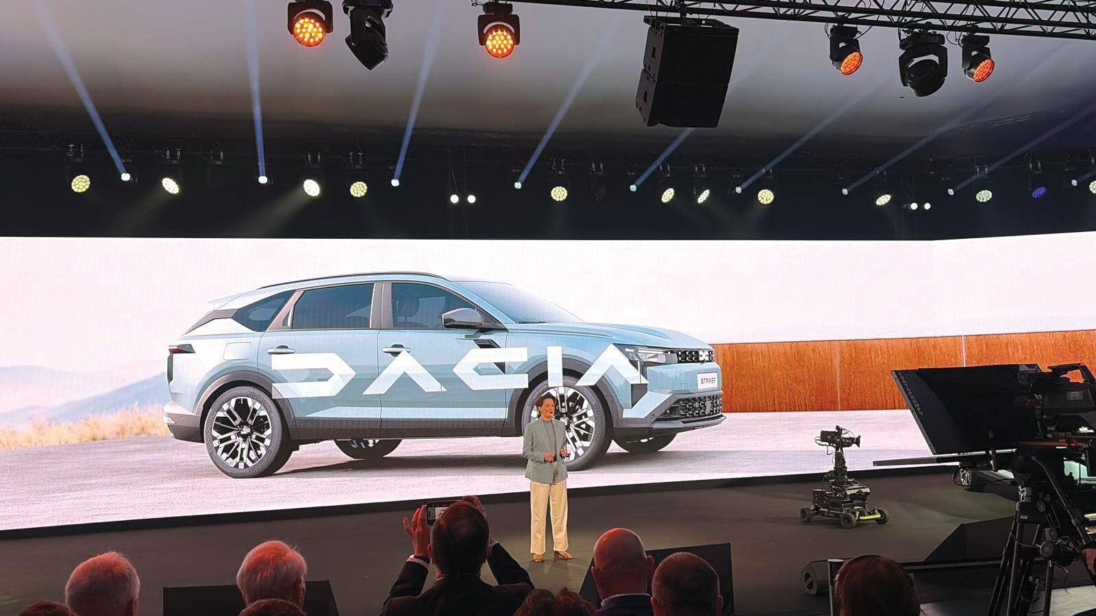 Uzina Dacia de la Mioveni: performanță sub presiunea creșterii costurilor În ciuda provocărilor economice actuale, uzina Dacia de la Mioveni continuă să producă aproape 1.300 de mașini pe zi, menținându-se pe o pantă ascendentă a producției și operând la capacitate maximă