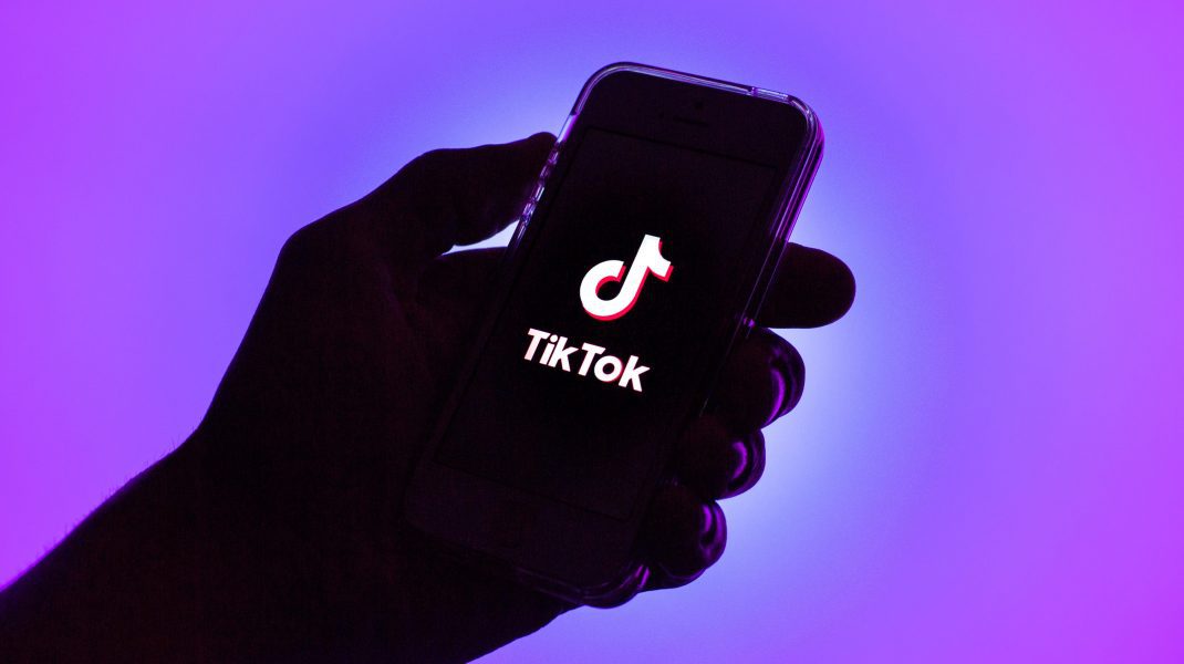 TikTok, platforma socială de succes deținută de compania chineză ByteDance, continuă să-și extindă capacitățile de urmărire a utilizatorilor, provocând îngrijorări majore în rândul experților în confidențialitate și al autorităților din întreaga lume