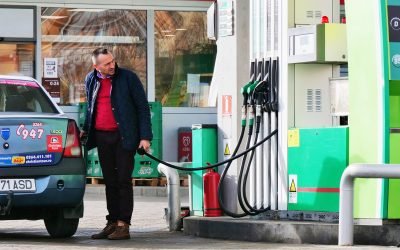 Guvernul român a făcut un pas important în gestionarea crizei în secțiunea de carburanți, publicând recent în transparență publică proiectul de Ordonanță de Urgență (OUG) menit să protejeze economia și populația în contextul actualelor tensiuni și instabilități de pe piața globală a petroliere