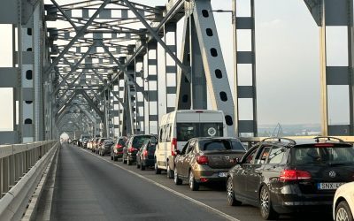 Trafic liber pe Podul Giurgiu – Ruse de Paște: o veste bună pentru șoferi și călători În perioada sărbătorilor de Paște din acest an, care vor avea loc între 10 și 13 aprilie, traversarea frontierei româno-bulgare pe Podul Giurgiu – Ruse va fi facilitată, fiind anunțată reluarea traficului pe ambele sensuri fără restricții