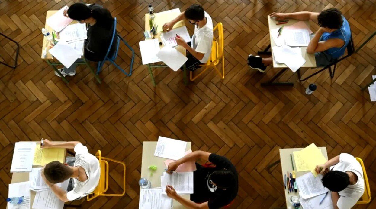 Peste 114.600 de elevi au participat la simularea Bacalaureatului 2026 pentru proba de Limba și literatura română București, 20 martie 2026 – Ministerul Educației a anunțat oficial că, în cadrul simulării naționale pentru Bacalaureatul din acest an, la proba de Limba și literatura română s-au prezentat peste 114.600 de elevi, dintr-un total de peste 120.000 de elevi de liceu înscriși