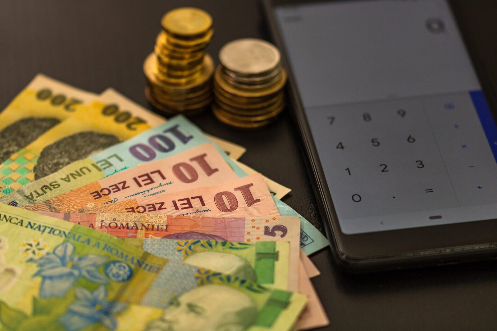 Generația ta e cea mai bogată, dar trăiește de la un salariu la altul. Unde sunt visurile și pasiunile?