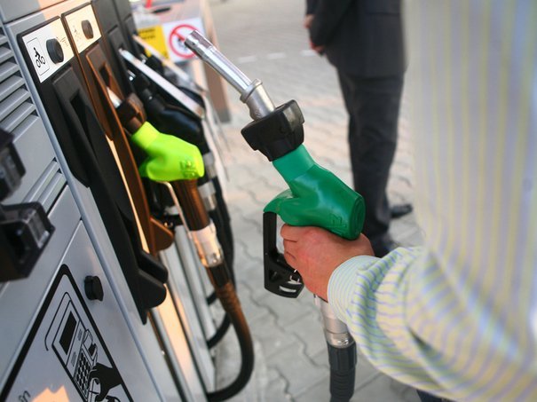 Guvernul ceh impune raportarea prețurilor și marjelor carburanților, o strategie menită să frâneze scumpirile excesive la pompă Măsura anunțată recent de autoritățile din Cehia, care le solicită benzinăriilor să raporteze zilnic prețurile și marjele profitului, marchează o nouă etapă în eforturile statului de a controla creșterea costurilor la carburant