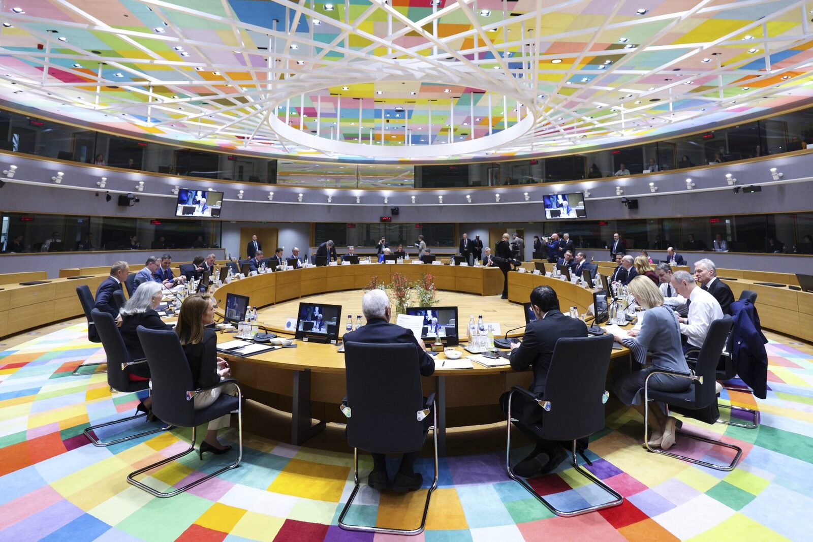 Zona euro menține reziliența, liderii UE avertizează asupra riscurilor economice și energetice