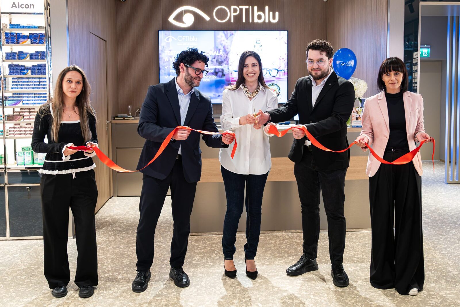 EssilorLuxottica, lider global în industria opticii și proprietar al unei rețele de 96 de magazine în România, își reafirmă angajamentul pentru inovație prin introducerea unui nou concept de retail, care plasează experiența pacientului în centrul atenției