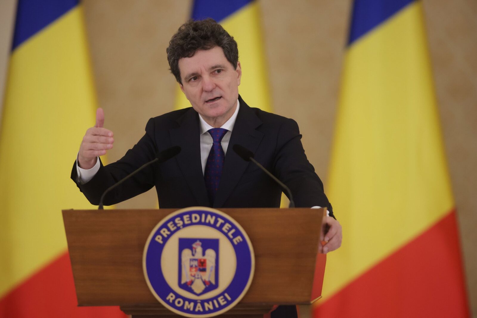 Președintele Bucureștiului, Nicușor Dan, a semnat vineri seara proiectele de buget pentru 2026, ratificând astfel cele două planuri financiare esențiale pentru funcționarea administrației locale și a sistemului de asigurări sociale
