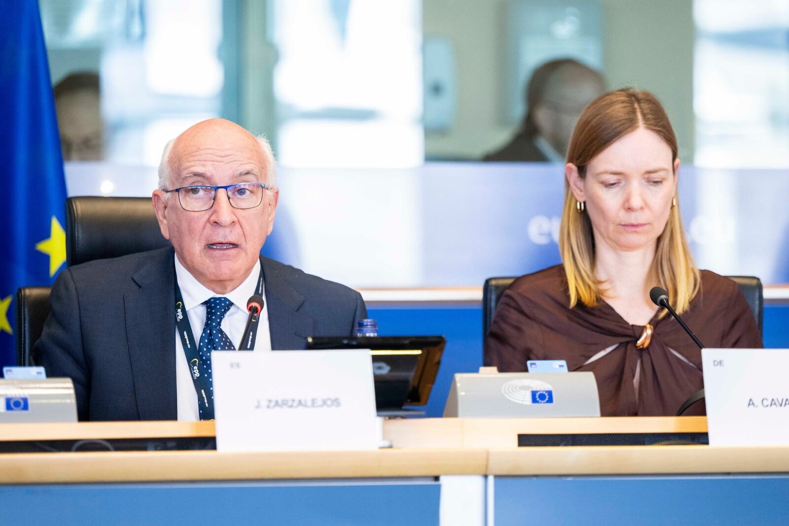 Parlamentul European a adoptat recent o poziție care marchează o schimbare semnificativă în abordarea regulilor privind inteligența artificială, solicitând amânarea unor dispoziții cheie din AI Act și având în vedere necesitatea unei reglementări mai flexibile și clare pentru sistemele de AI cu risc ridicat