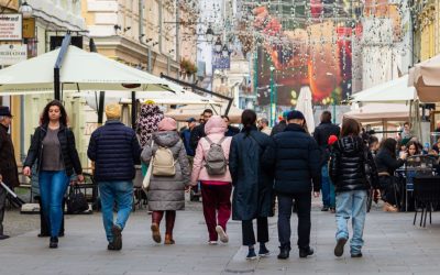 România: între farmecul munților și provocările costurilor Deși națiunea la poalele Carpaților se laudă cu peisaje spectaculoase și o cultură bogată, realitatea cotidiană scoate în evidență atât frumusețea, cât și dificultățile care definesc viața în țară