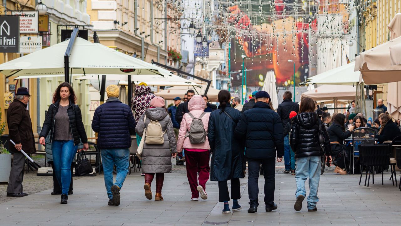 România: între farmecul munților și provocările costurilor Deși națiunea la poalele Carpaților se laudă cu peisaje spectaculoase și o cultură bogată, realitatea cotidiană scoate în evidență atât frumusețea, cât și dificultățile care definesc viața în țară