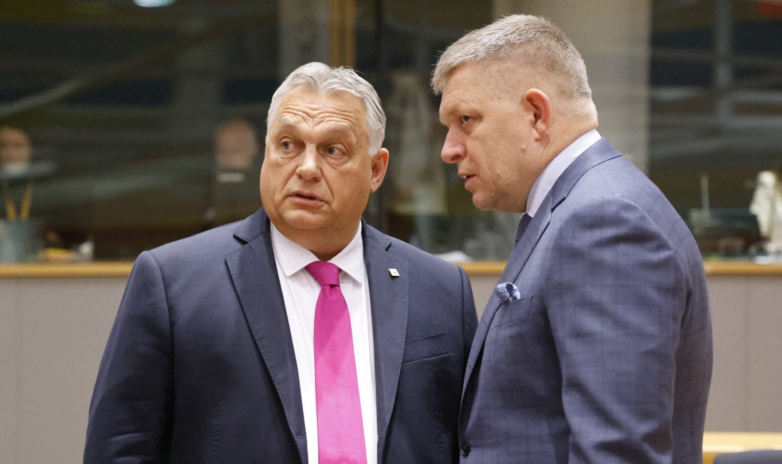 Premierul slovac Robert Fico amenință cu blocarea ajutorului UE pentru Ucraina în condițiile în care Fidesz pierde alegerile în Ungaria Premierul slovac Robert Fico a anunțat recent că este gata să urmeze exemplul Ungariei, dacă partidul condus de Viktor Orbán, Fidesz, va pierde alegerile generale anticipate organizate în primăvara anului viitor